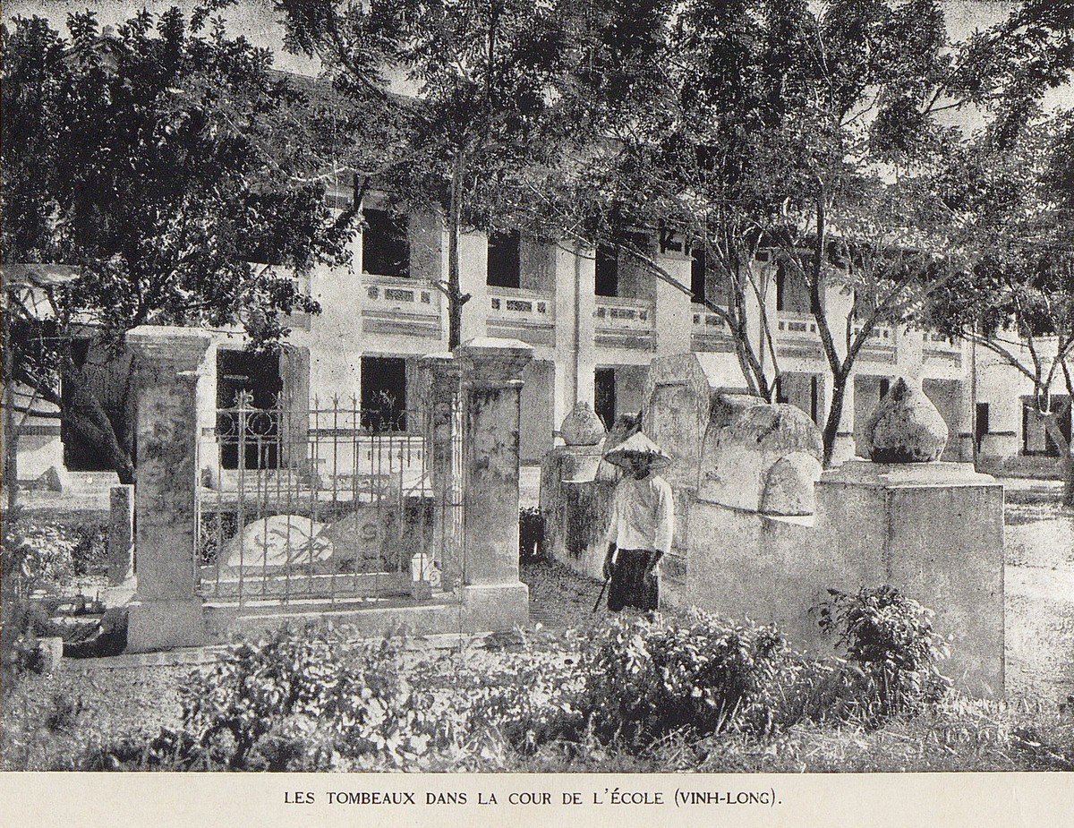 Ngôi mộ cổ bề thế trên sân trường ở Vĩnh Long.