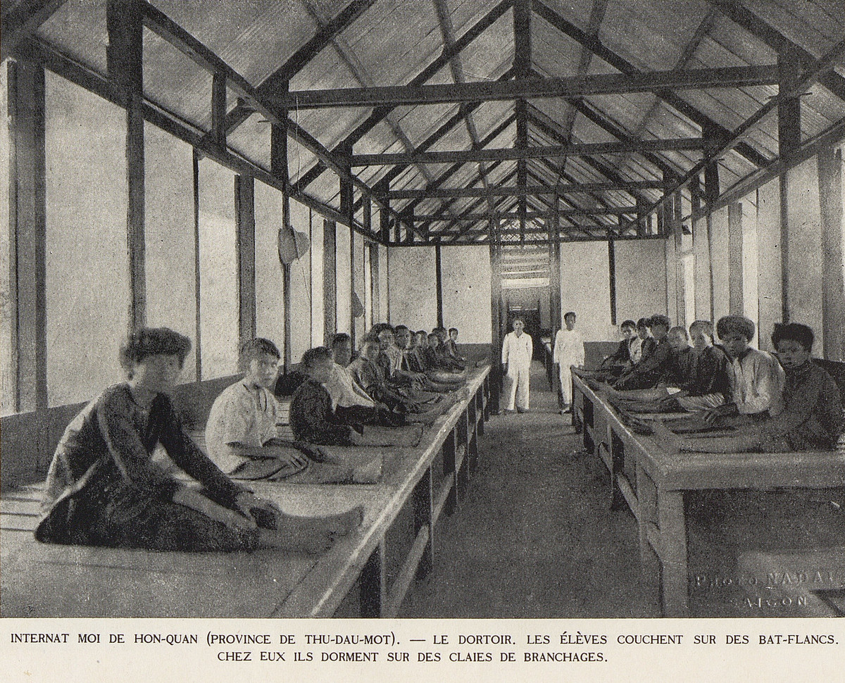 Học sinh ngồi trên giường tập thể ở ký túc xá của trường nội trú ở Hớn Quản, Thủ Dầu Một.