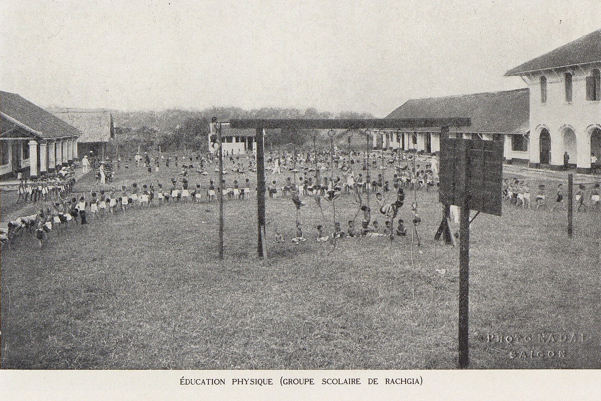 Sân trường ở Rạch Giá trong giờ giáo dục thể chất.