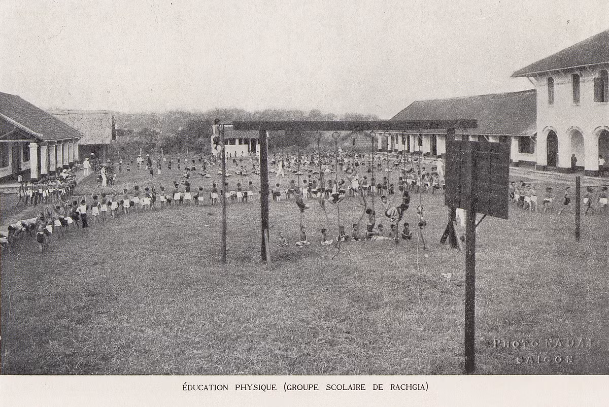 Sân trường ở Rạch Giá trong giờ giáo dục thể chất.