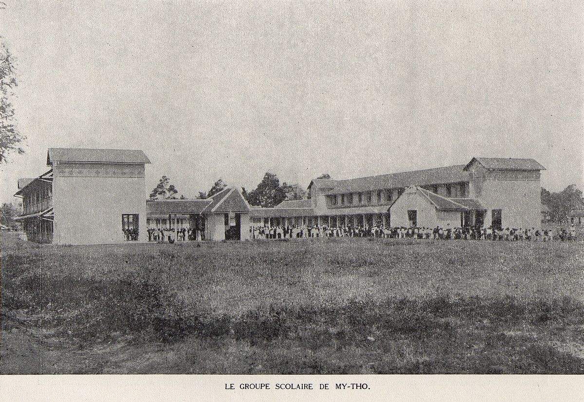 Toàn cảnh một trường học ở Mỹ Tho, miền Nam thời thuộc địa. Ảnh được in trong ấn phẩm Các trường học ở Nam Kỳ (La Cochinchine Scolaire), xuất bản ở Hà Nội năm 1931.