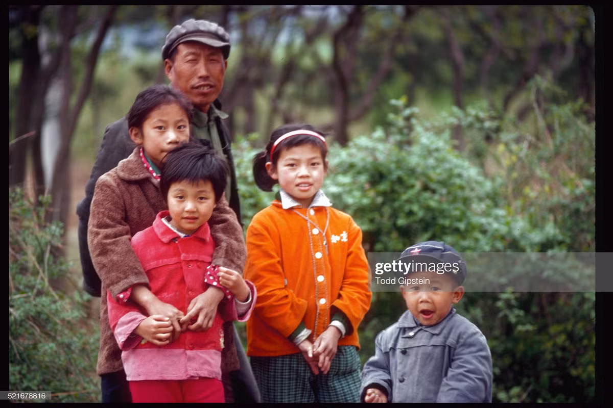 Người đàn ông cùng bốn đứa con trong chuyến tham quan Thập Tam Lăng, khu lăng mộ của nhà Minh ở Bắc Kinh.