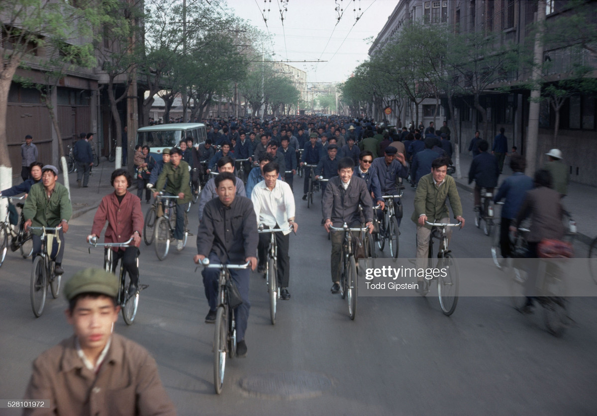 Người dân đạp xe đi làm vào buổi sáng.