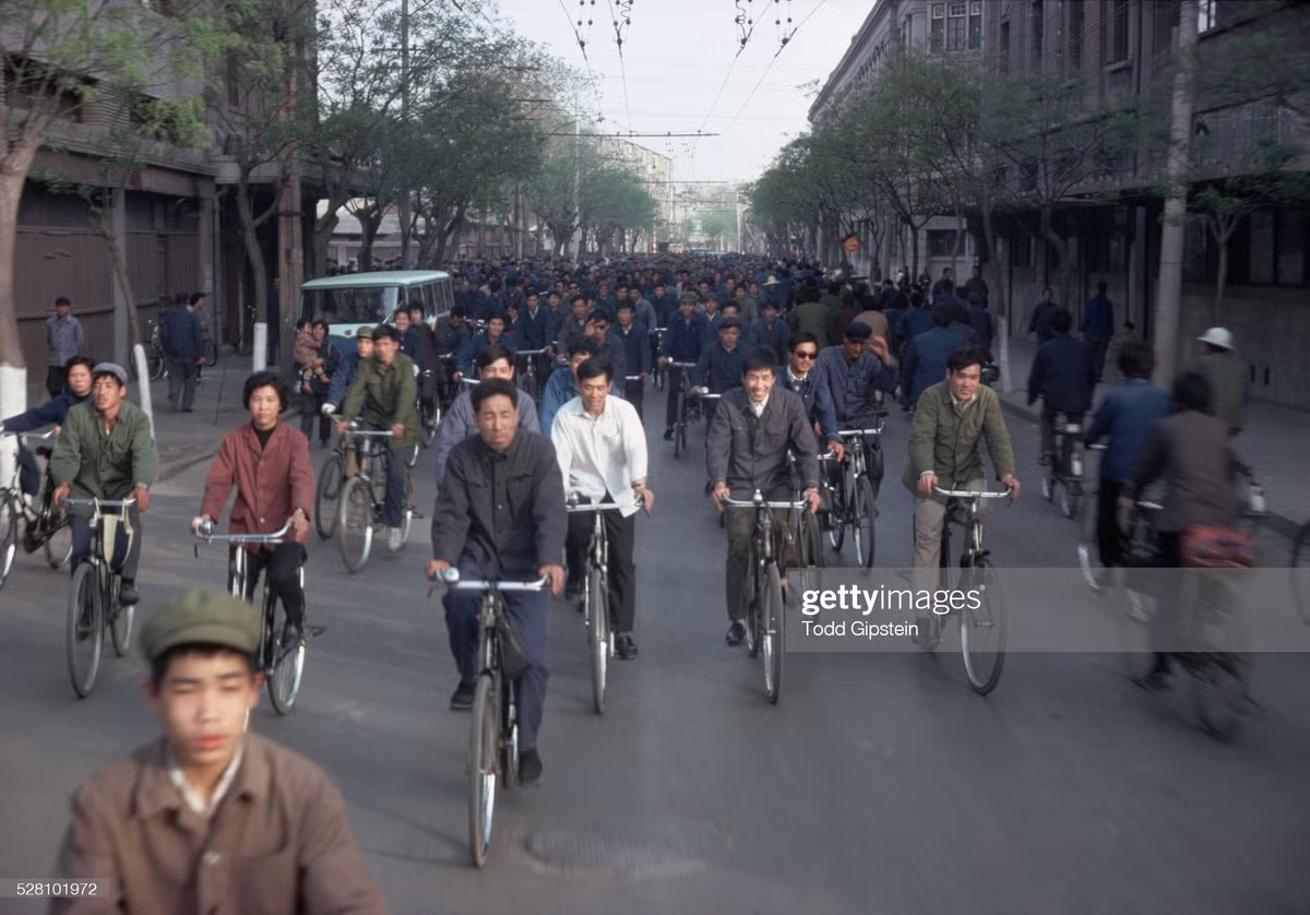 Người dân đạp xe đi làm vào buổi sáng.