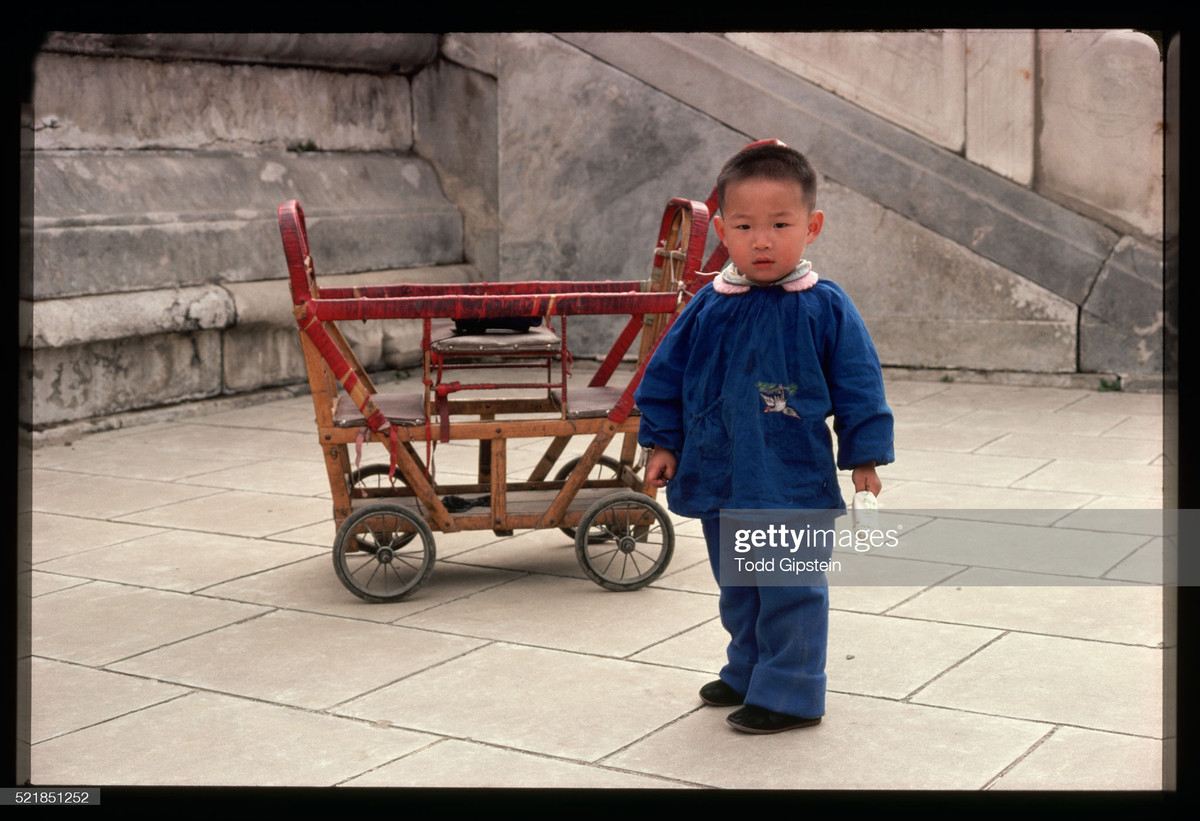 Em bé bên chiếc xe đẩy.