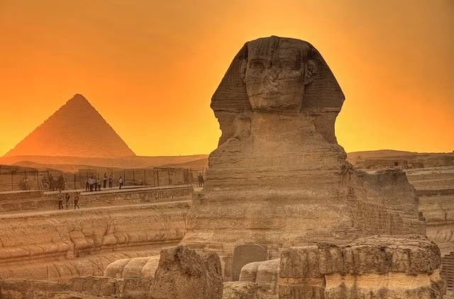 Theo Hiệp hội Nghiên cứu Ai Cập Cổ đại, những bằng chứng về kiến trúc và địa chất đều bổ trợ cho kết luận rằng tượng Nhân Sư và những ngôi đền lân cận đều được xây dựng cùng thời với toàn bộ khu phức hợp kim tự tháp Khafre. Quan điểm này sẽ khó bị bác bỏ trong một tương lai gần...