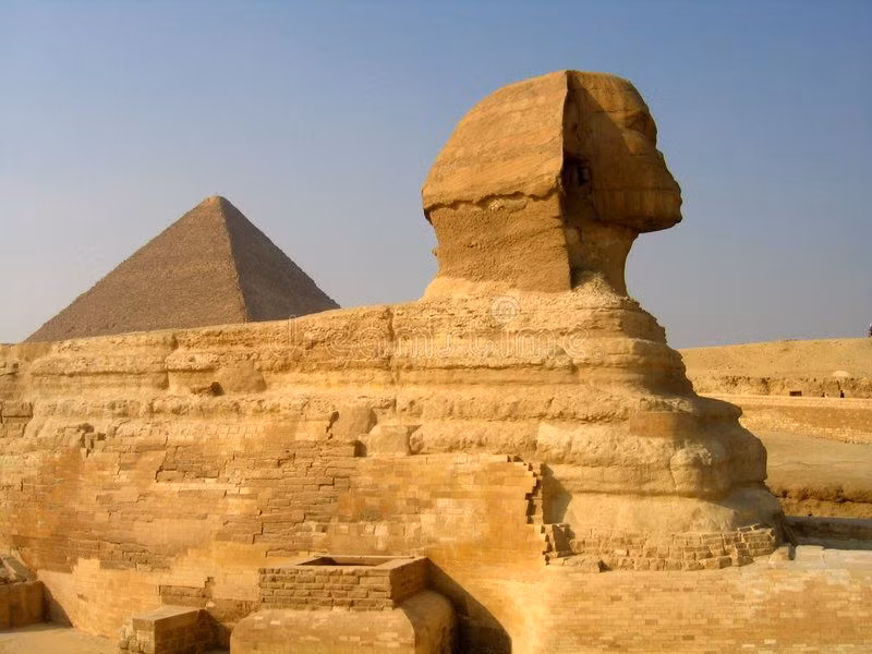 Để bù đắp cho việc có kích thước nhỏ hơn, kim tự tháp của Khafre được xây trên nền đất cao hơn và được bao quanh bởi nhiều kiến trúc phức tạp hơn với vô số những bức tượng, trong đó có tượng Nhân sư. Đầu Nhân Sư được cho là đã được tạo hình theo chính vị pharaoh này.