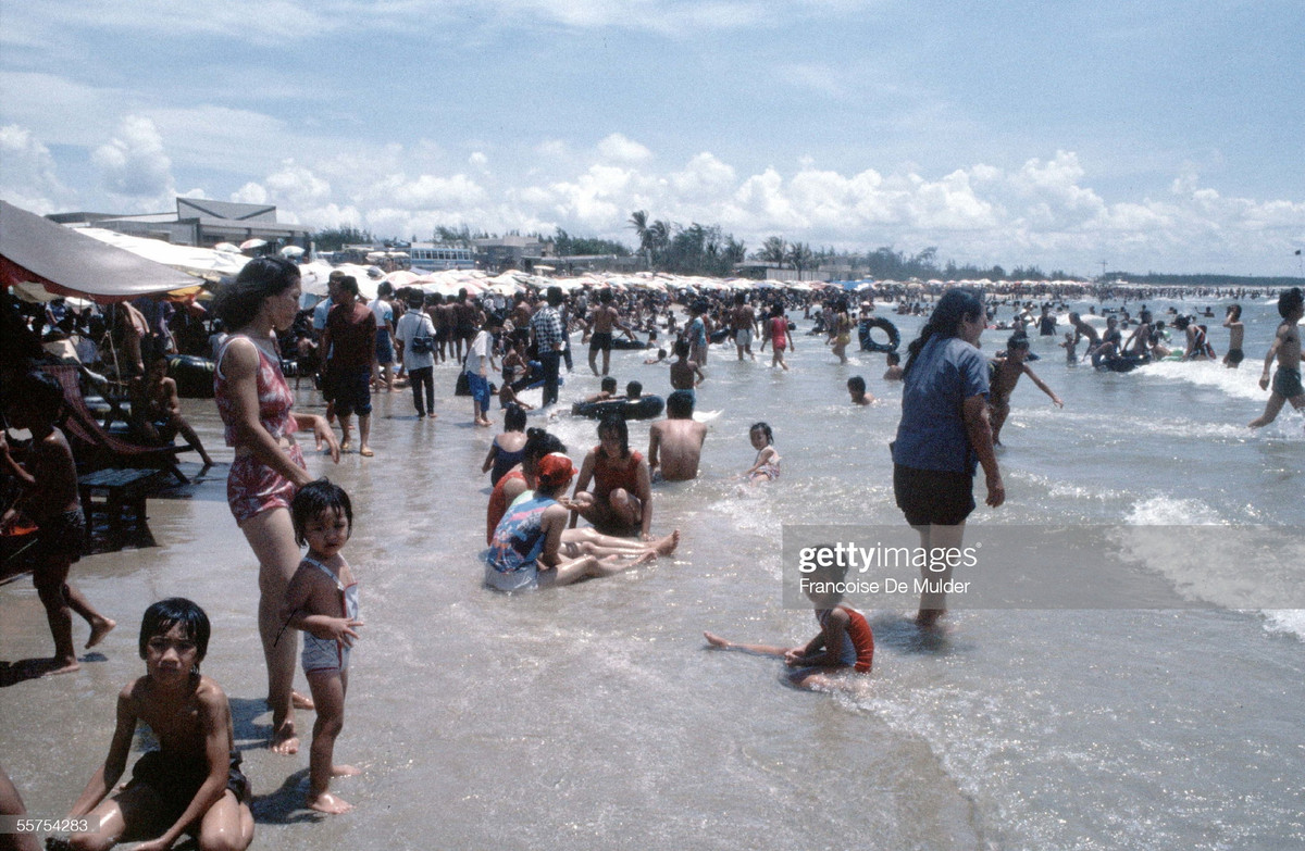 Bãi Sau đột nghịt du khách đến tắm biển, Vũng Tàu năm 1989. Ảnh: Francoise De Mulder/ Getty Images.