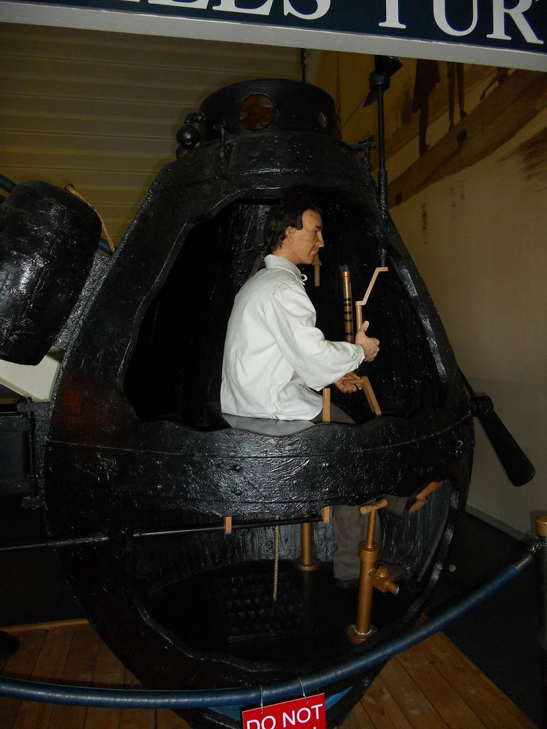 Tàu ngầm Turtle được quyên góp cho nhóm Ái Quốc sau khi chiến tranh nổ ra với Anh vào năm 1775. Ngày 7/9/1776, một binh sĩ tên Ezra Lee đã lái Turtle tới sát tàu chiến HMS Eagle của Anh đang đậu ở cảng New York.