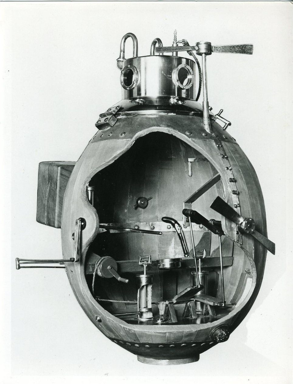 Khi Lee cố gắng gắn quả bom hẹn giờ vào thân tàu, ông có thể nhìn thấy nhóm thủy thủ người Anh trên boong tàu bên trên, nhưng họ đã không nhận ra con tàu kỳ lạ dưới nước.