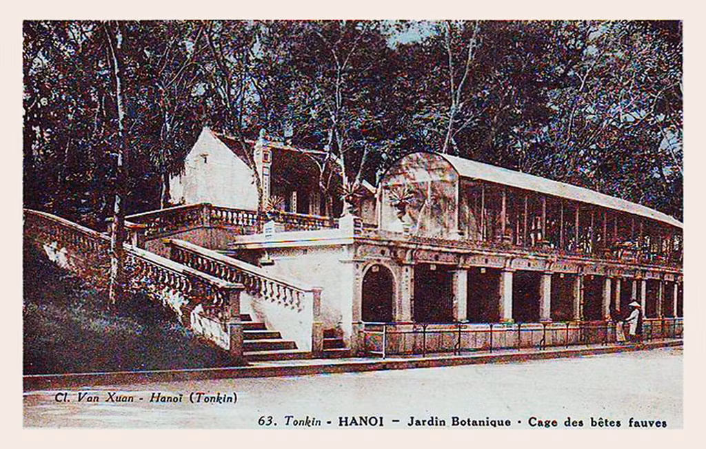 Khu chuồng thú dữ ở vườn Bách Thảo xưa. Ngoài các loài thực vật được đưa đến từ nhiều vùng miền ở Việt Nam và các thuộc địa Pháp trên thế giới, khu vườn cũng có một số khu chuồng nuôi động vật. Do đó, Vườn Bách thảo còn được gọi là Vườn thú.