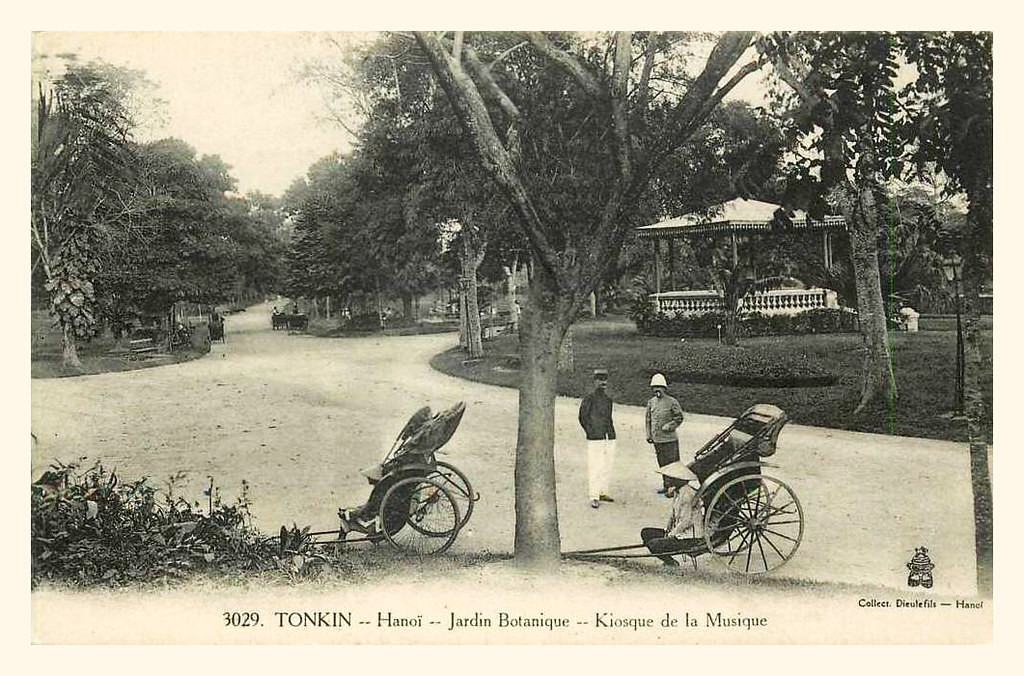 Người kéo xe tay chờ khách trong vườn Bách Thảo.