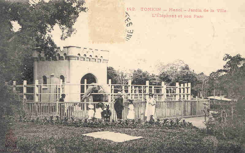 Khu chuồng nuôi voi. Sau này, chim thú được chuyển vào Thảo cầm viên Sài Gòn và ở Hà Nội đã có một khu nuôi động vật riêng là Vườn thú Thủ Lệ, Vườn Bách thảo lại trở về với tên gọi ban đầu.