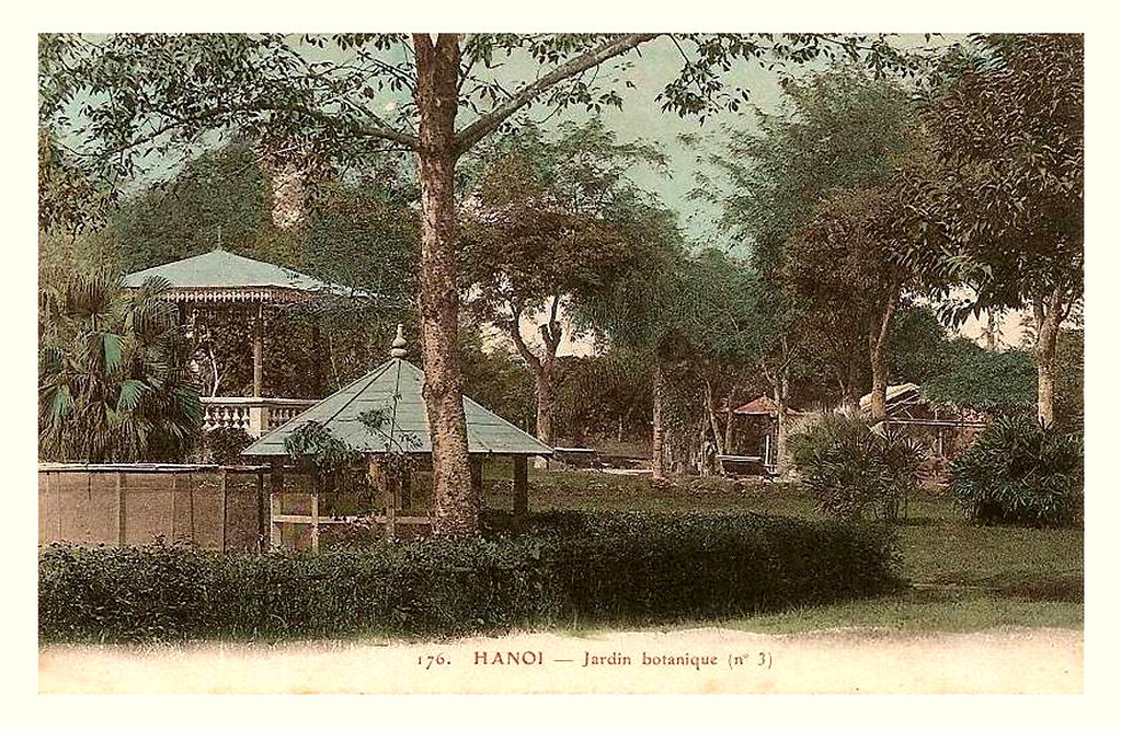 Một góc vườn Bách Thảo với những khu nhà nghỉ chân dành cho du khách.