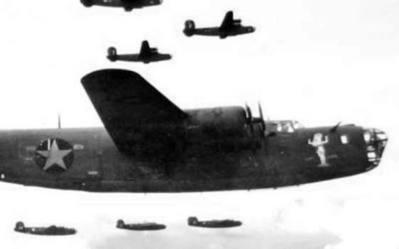 Chiến dịch Tidal Wave đã có khởi đầu tệ hại khi một máy bay ném bom quá tải bị rơi ngay khi vừa cất cánh, trong khi một chiếc khác lao xuống Biển Adriatic. Sau nhiều giờ bay, 167 trong số 177 máy bay ném bom tham gia đợt tấn công đã đến được Ploiești.