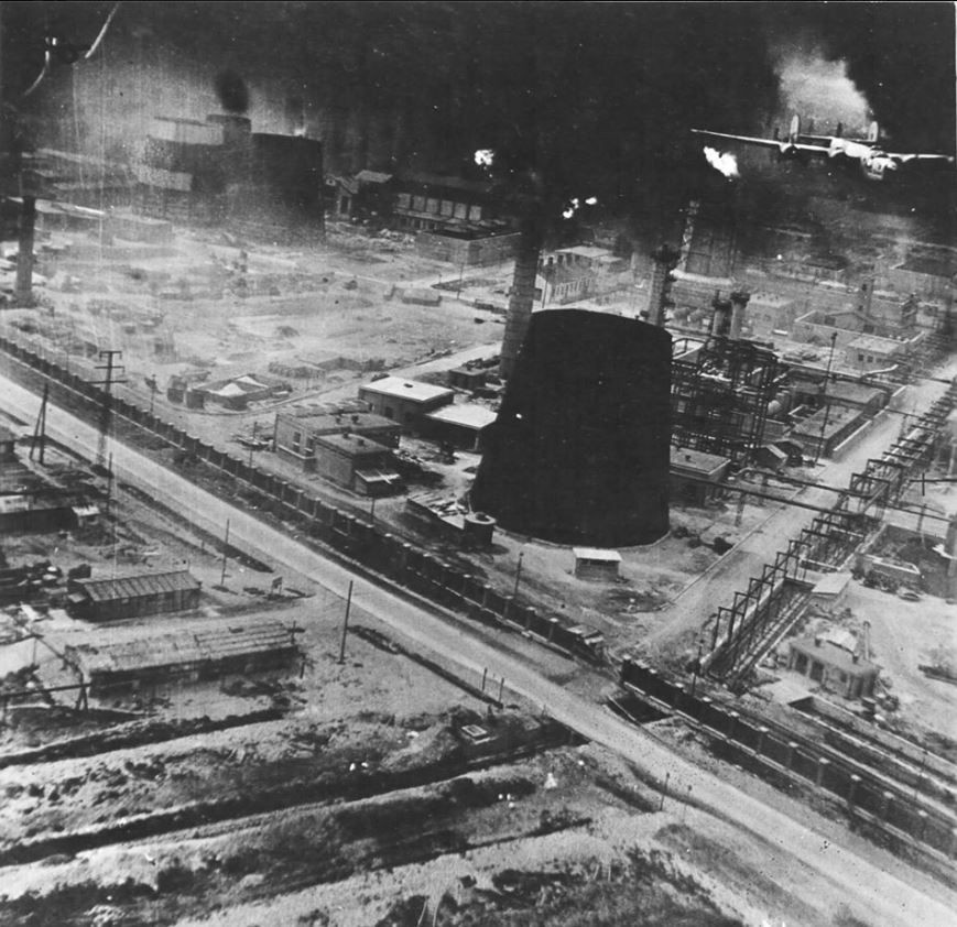 Trong Thế chiến II, thành phố Ploiești ở Romania – đồng minh của Đức Quốc xã - được đặt biệt danh là “trạm xăng của Hitler”. Đây là nơi có các mỏ dầu và nhà máy lọc dầu cung cấp hơn 8,5 triệu tấn dầu mỗi năm cho quân Đức.