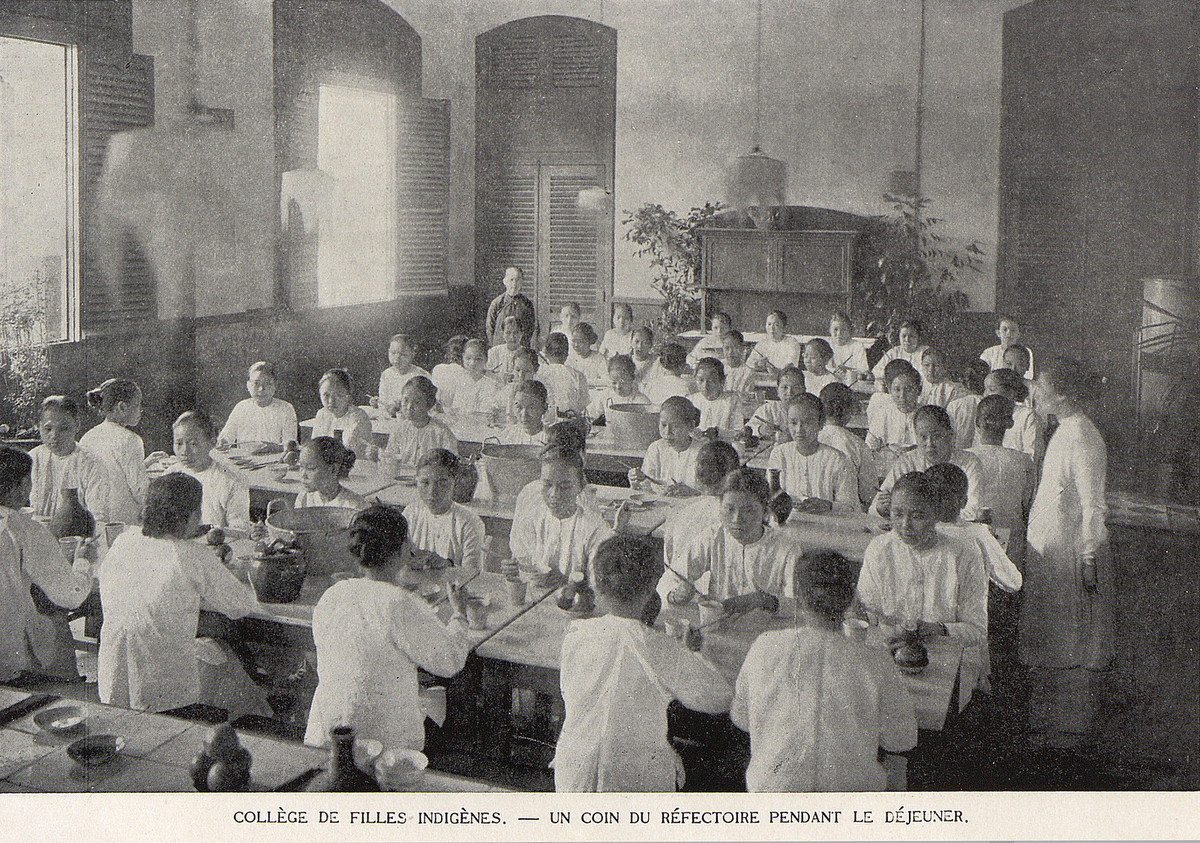 Bữa trưa tại nhà ăn của trường Nữ trung học Bản xứ.