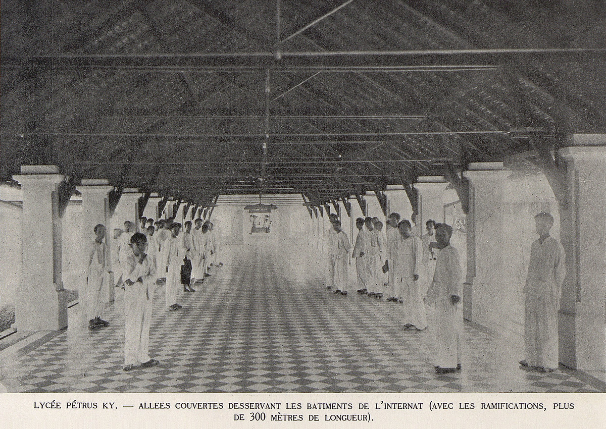 Hành lang có mái che kết nối các tòa nhà của trường học nội trú Petrus Ký.