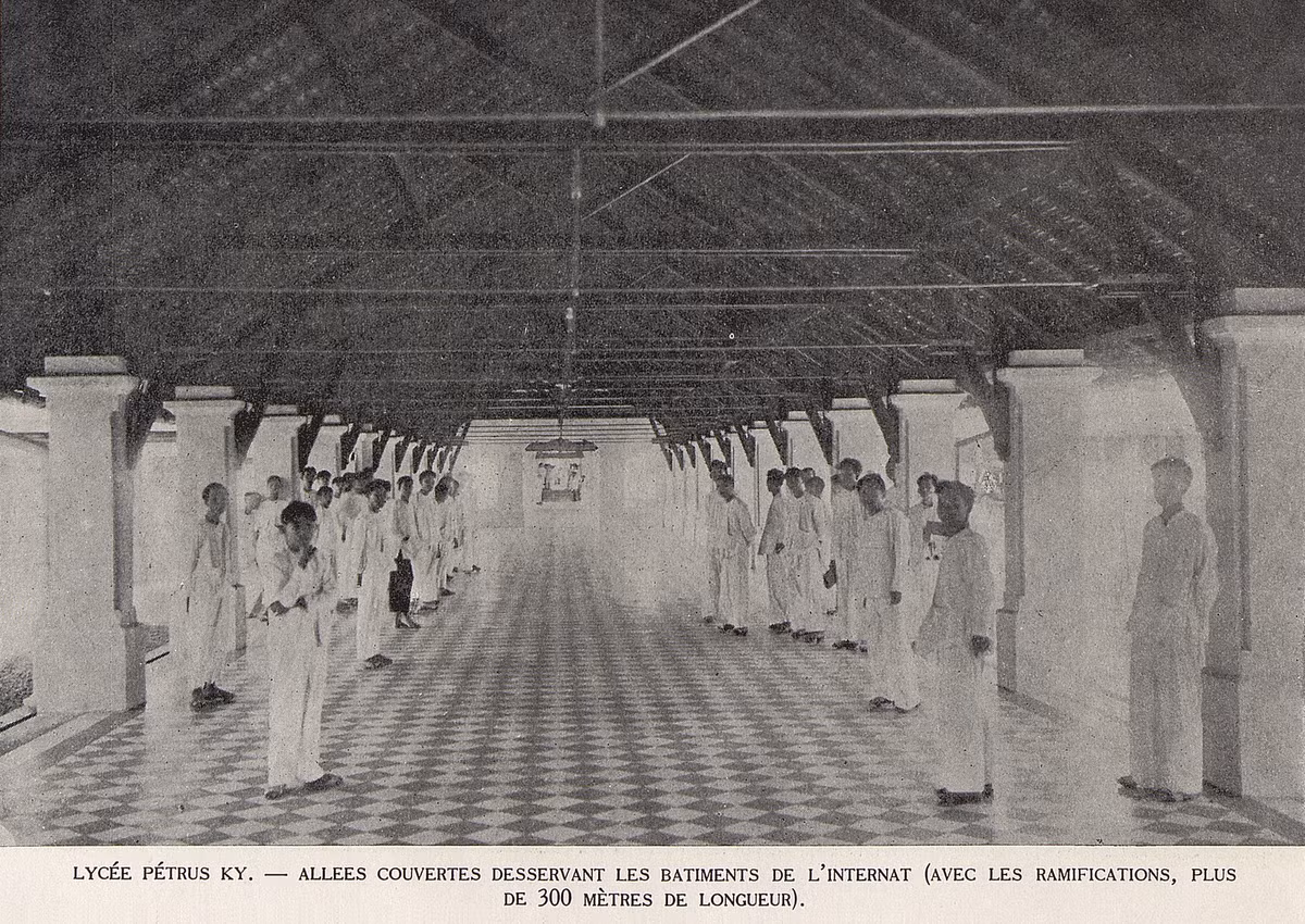 Hành lang có mái che kết nối các tòa nhà của trường học nội trú Petrus Ký.