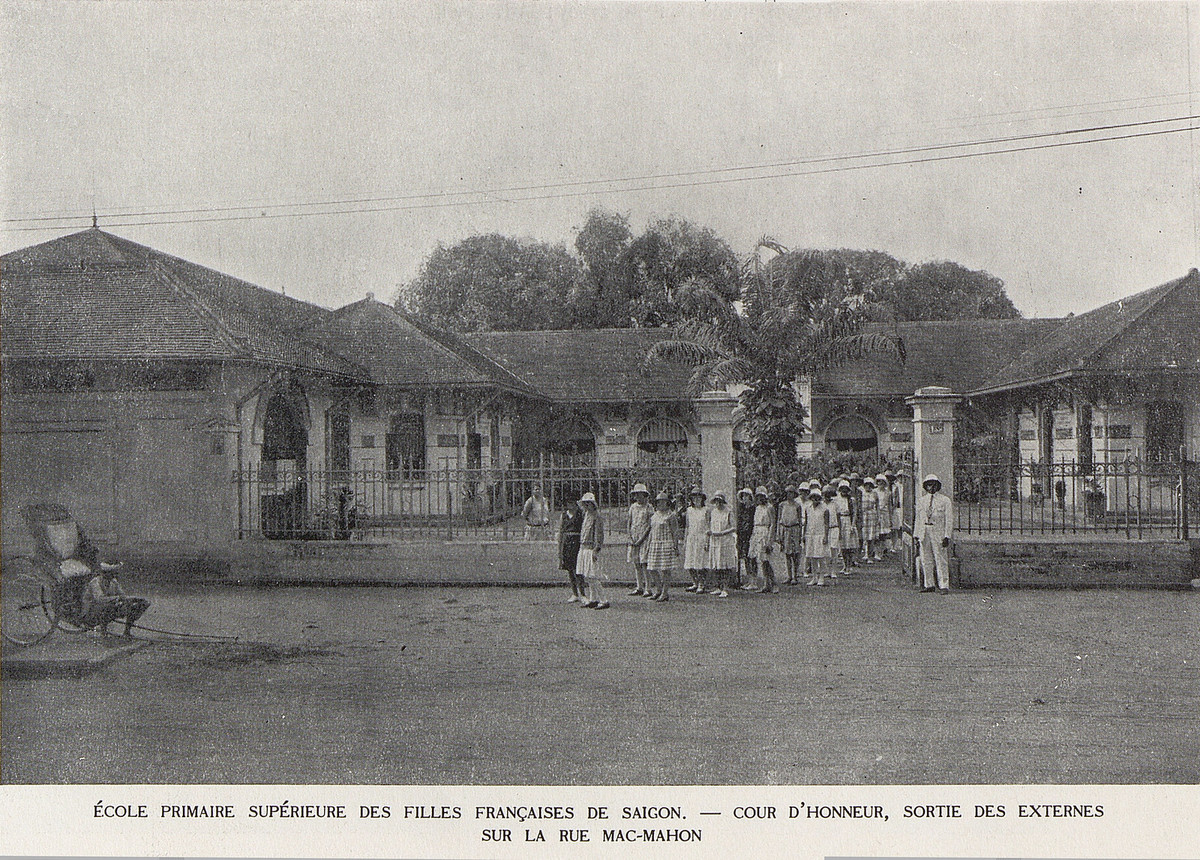Cổng chính trên đường Mac-Mahon của Trường THPT Nữ sinh Pháp ở Sài Gòn, nay là Trường THPT Marie Curie, đường Nam Kỳ Khởi Nghĩa.