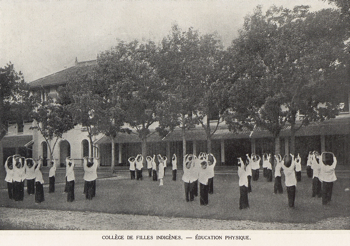 Giờ giáo dục thể chất ở trường Nữ trung học Bản xứ hay trường nữ Gia Long, nay là trường THPT Nguyễn Thị Minh Khai.