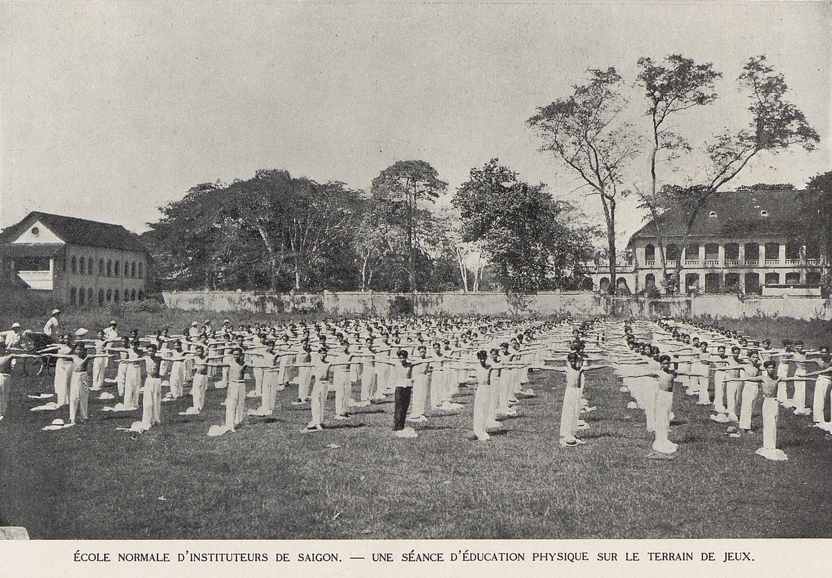 Giờ giáo dục thể chất trên sân trường trường Sư phạm Sài Gòn, nay là hai trường THCS Võ Trường Toản và THPT Trưng Vương.