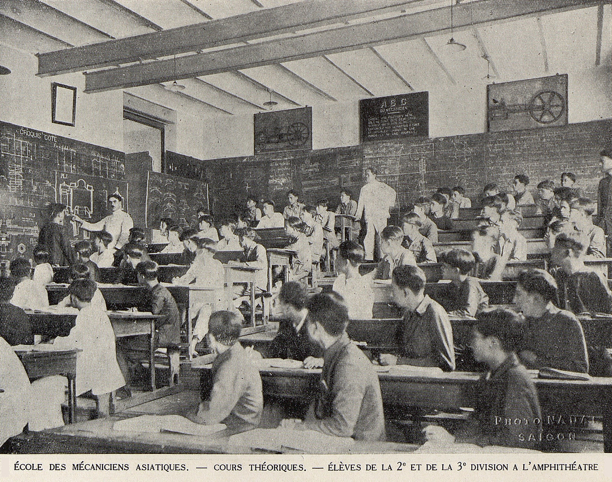 Học viên khối 2 và 3 trong giờ lý thuyết ở trường Cơ khí Á Châu, nay là trường Cao đẳng Kỹ thuật Cao Thắng.