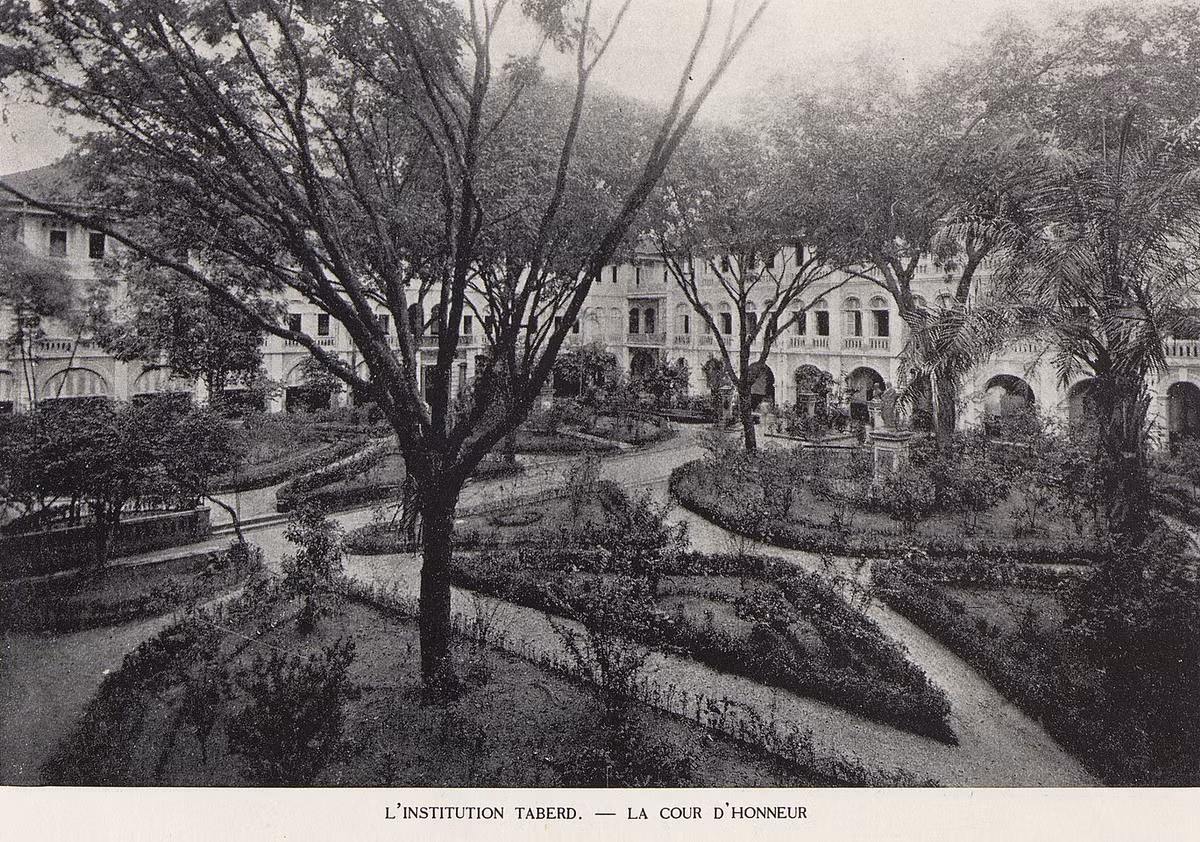 Sân chính của trường Lasan Taberd, nay là trường THPT Chuyên Trần Đại Nghĩa.