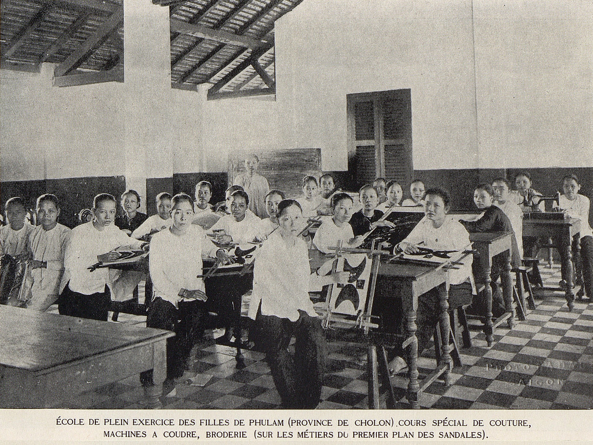 Giờ học may vá của các nữ sinh ở Phú Lâm, Chợ Lớn.