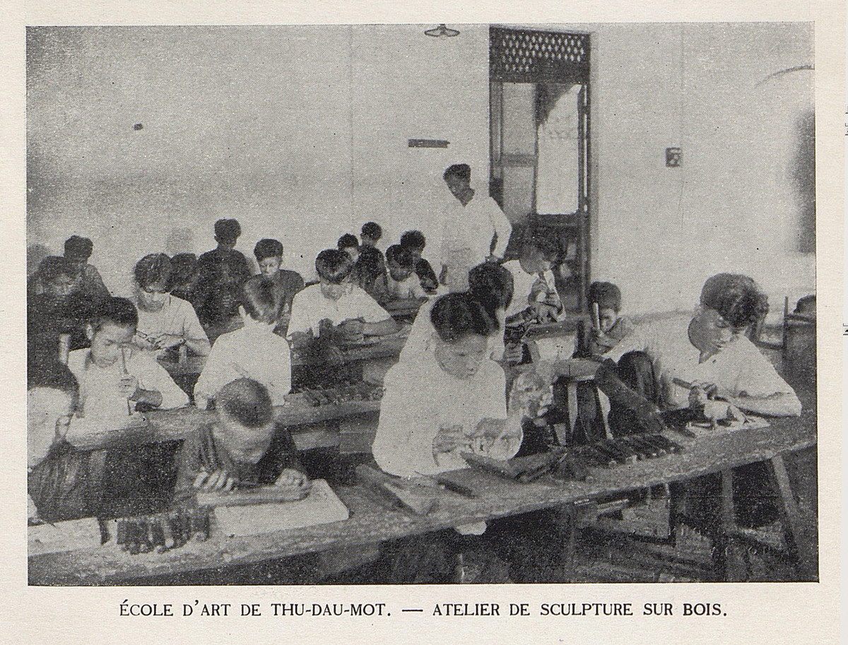 Học viên trường Mỹ nghệ Thủ Dầu Một trong lớp học điêu khắc gỗ.