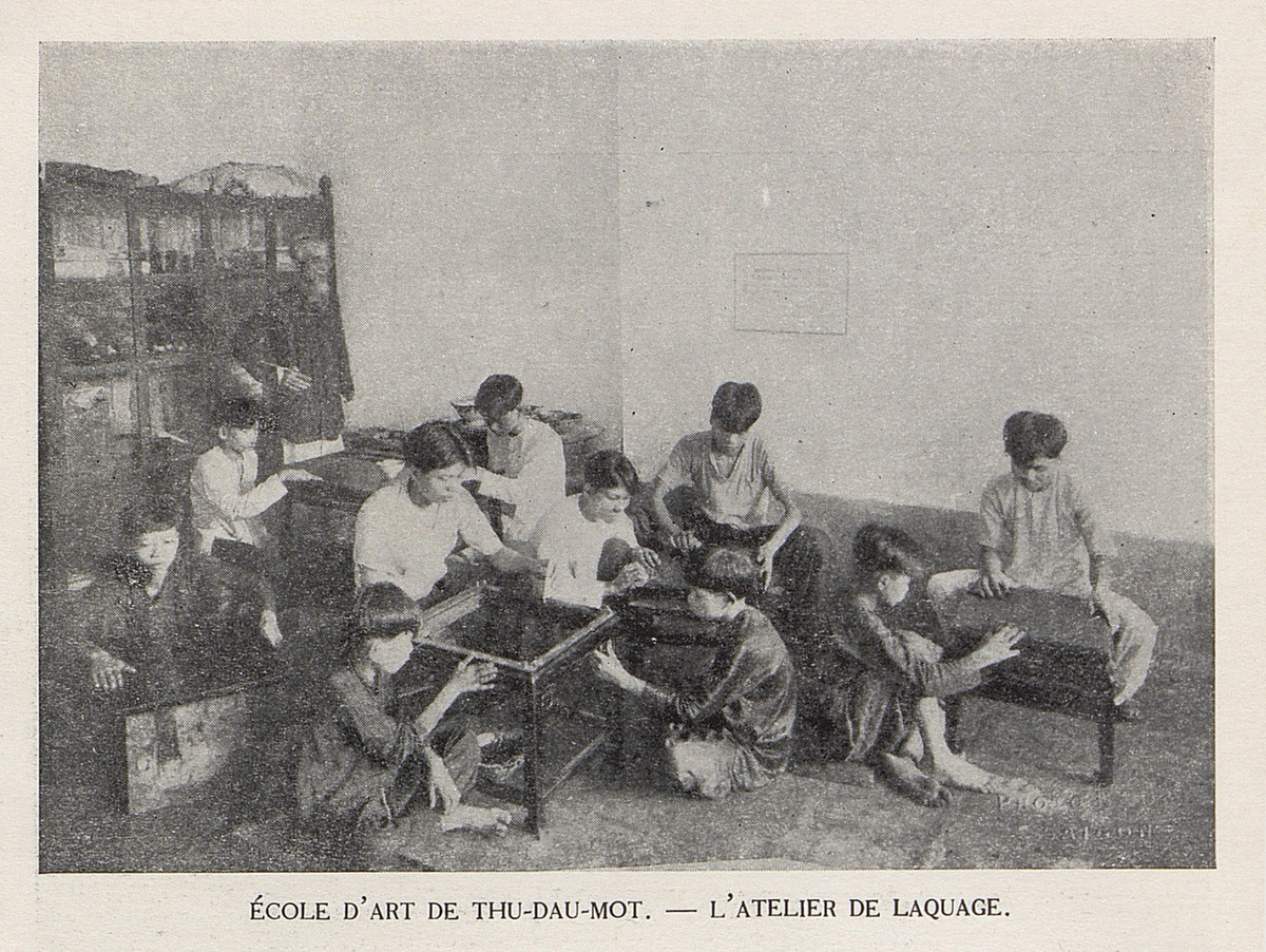 Giờ học kỹ nghệ sơn mài ở trường Mỹ nghệ Thủ Dầu Một, nay là trường Trung cấp Mỹ thuật Bình Dương.