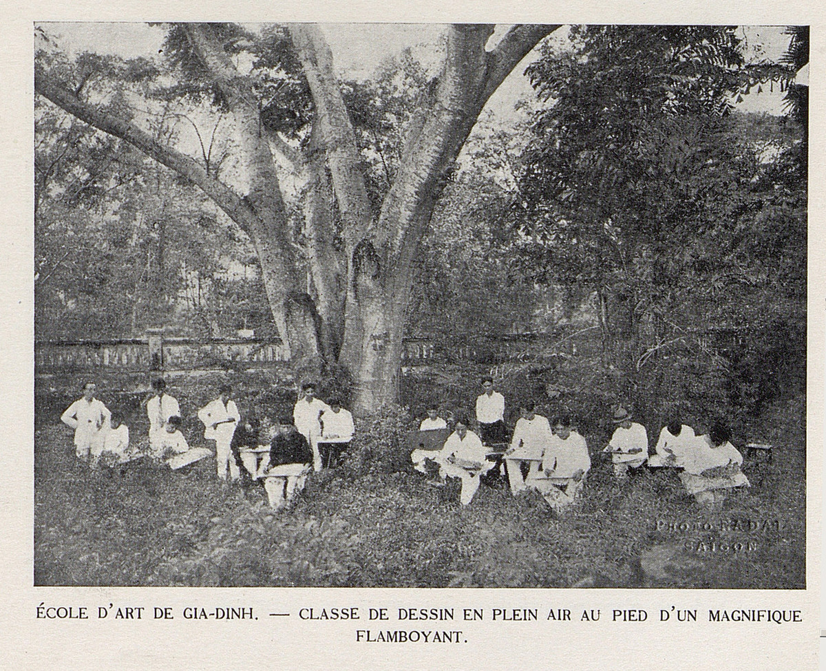 Các học viên trường Mỹ nghệ Gia Định thực hành vẽ ngoài trời bên một gốc cây cổ thụ.