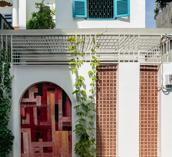 Công trình có diện tích xây dựng 76 m2 được hoàn thiện bởi AD9 Architects vào năm 2018.