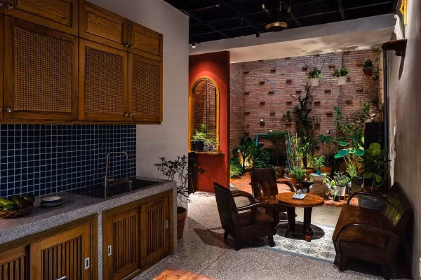 Nhóm kiến trúc bắt đầu quá trình cải tạo với mục tiêu giữ lại càng nhiều kết cấu hiện có càng tốt như tường ngoài, xà gồ, mái tôn và một số đồ đạc hiện có.