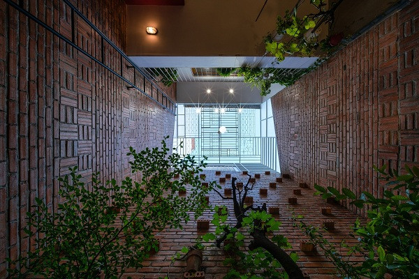 Khu vực giếng trời giúp đón nắng, gió trong nhà.