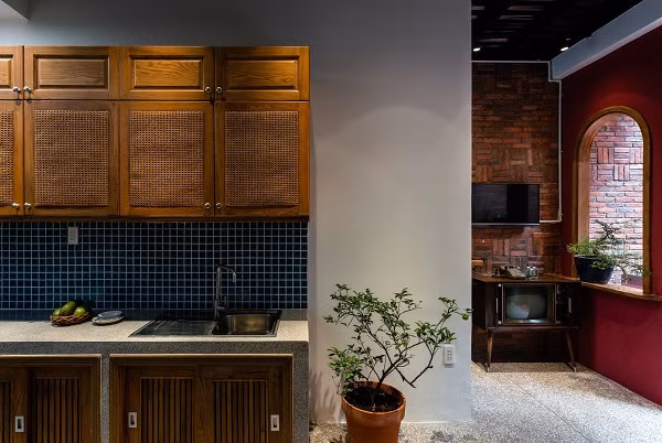 Ngân sách dành cho việc sửa nhà hạn chế nên nội thất cũ được tái sử dụng.