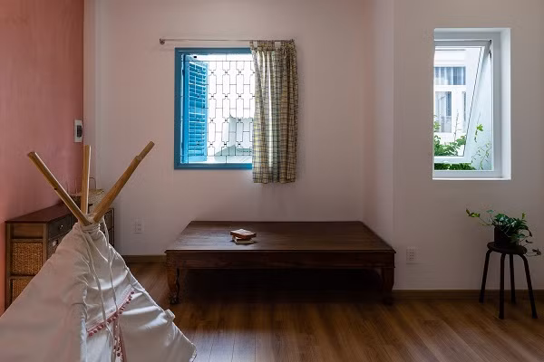 Chủ nhà có hai con nhỏ nhưng mong muốn căn nhà này làm chỗ ở lâu dài nên cần bố trí 3 phòng ngủ cho các cháu lớn.