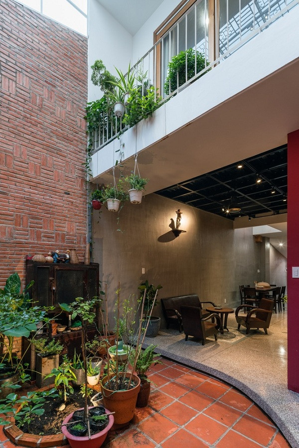 Giải pháp nhóm đưa ra cho nhà ở diện tích nhỏ là chuyển vị trí cho các hoạt động chung của gia đình ra sân sau với nắng tự nhiên, cây xanh. Ở đây, cả nhà có thể quây quần dùng bữa, có thời gian nghỉ ngơi.