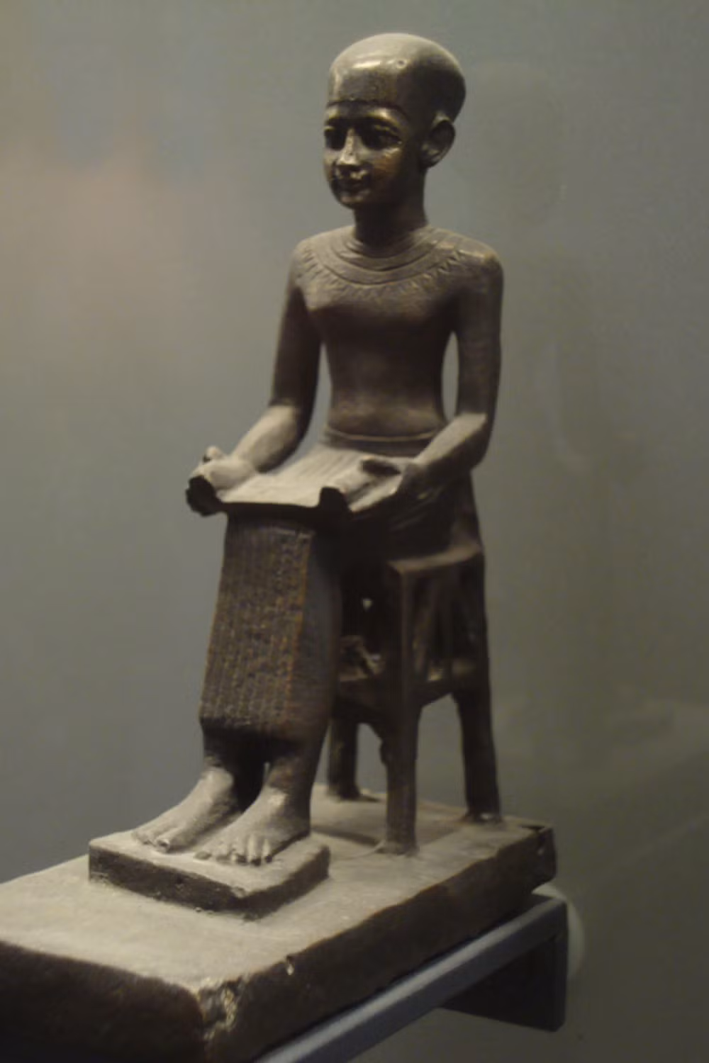 Theo các nhà sử học, Imhotep (2667-2648 TCN) - kiến trúc sư trưởng của pharaoh Ai Cập Djoser - chính là người đã phụ trách việc xây dựng kim tự tháp đầu tiên của nền văn minh Ai Cập.