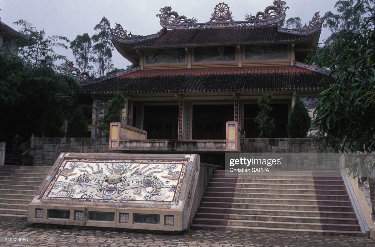 Chùa Long Sơn ở Nha Trang.