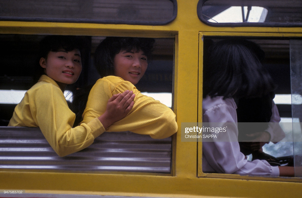 Các cô gái trên một chiếc xe khách ở Hải Phòng.