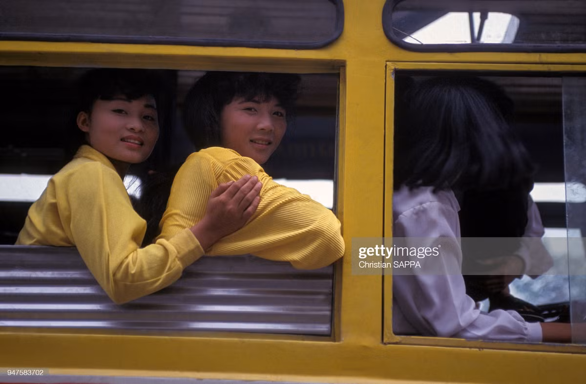 Các cô gái trên một chiếc xe khách ở Hải Phòng.