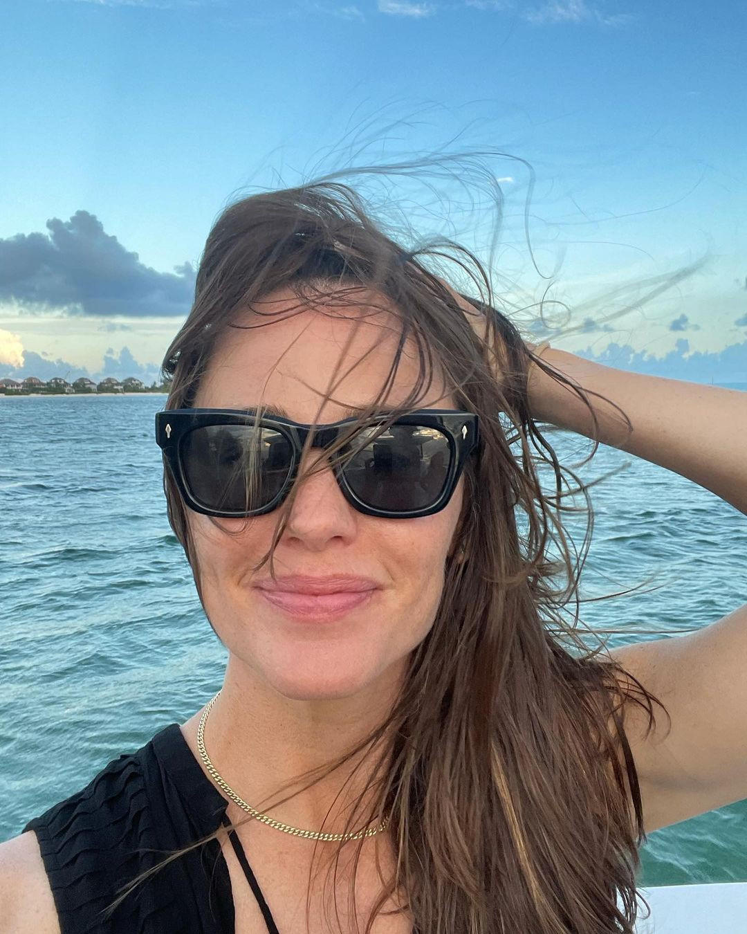 "Cô ấy quyến rũ tại các lễ trao giải và trên thảm đỏ. Nhưng ở hậu trường, Jennifer cũng khiến người ta ngưỡng mộ với gương mặt mộc, tóc rối và kính cận" - US Magazine chú thích trong loạt ảnh về nữ diễn viên. Ảnh: @jennifergarner.