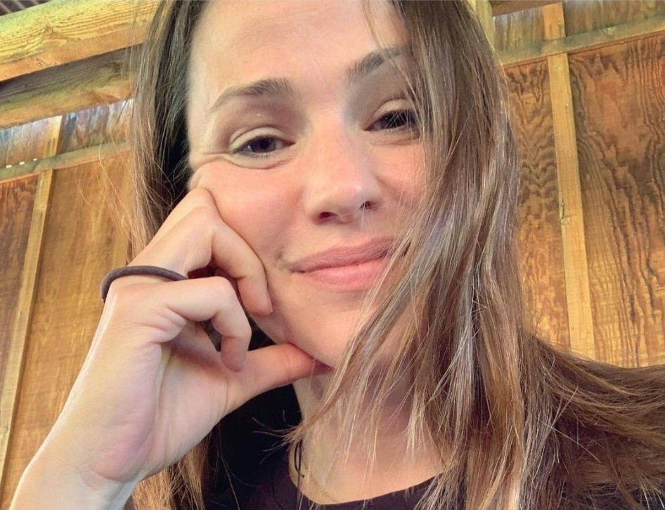 Hồi tháng 4, Garner chia sẻ bí quyết giữ làn da luôn căng bóng, khỏe mạnh là dùng kem chống nắng mỗi ngày, kể cả lúc ở nhà. "Dùng kem chống nắng có chỉ số SPF phù hợp quan trọng như việc bạn phải đánh răng hàng ngày. Ở độ tuổi của tôi, không có sản phẩm nào tốt hơn kem chống nắng", cô nói. Ảnh: Womenshealthmag.