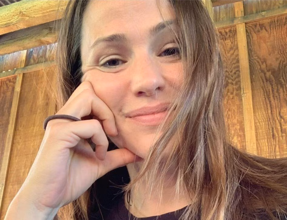 Hồi tháng 4, Garner chia sẻ bí quyết giữ làn da luôn căng bóng, khỏe mạnh là dùng kem chống nắng mỗi ngày, kể cả lúc ở nhà. "Dùng kem chống nắng có chỉ số SPF phù hợp quan trọng như việc bạn phải đánh răng hàng ngày. Ở độ tuổi của tôi, không có sản phẩm nào tốt hơn kem chống nắng", cô nói. Ảnh: Womenshealthmag.