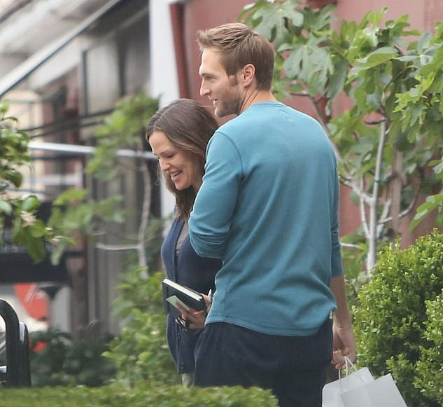 Hậu ly hôn Ben Affleck, tên Jennifer Garner gắn chặt với John Miller. Truyền thông tiết lộ Miller nhỏ hơn bạn gái 6 tuổi nhưng trưởng thành, từng trải và ấm áp. Cả hai từng đổ vỡ hôn nhân và có con riêng nên dễ đồng cảm với nhau. Us Weekly đưa tin CEO của CaliGroup ghen vì Garner cứ nhắc chồng cũ trên báo. Ảnh: X17.