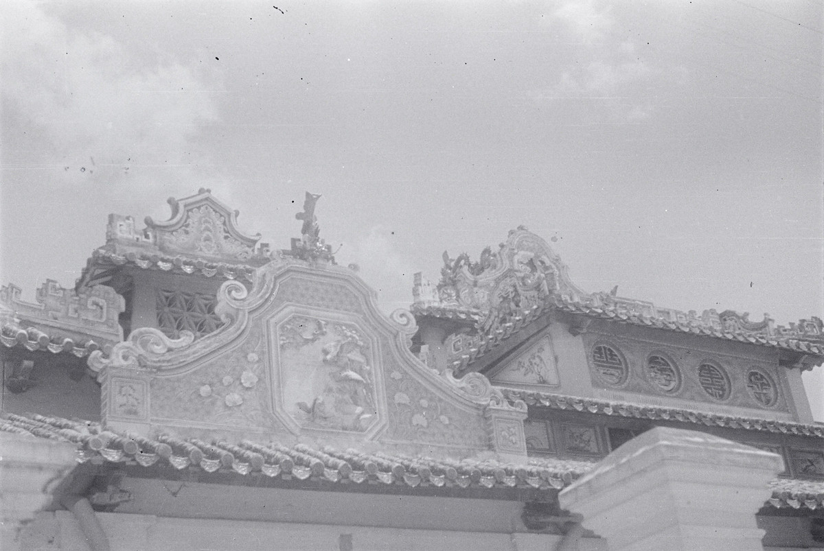 Họa tiết trên mái đình thần Châu Phú (đình Thần Nguyễn Hữu Cảnh) cạnh chợ Châu Đốc, thành phố Châu Đốc ngày nay.