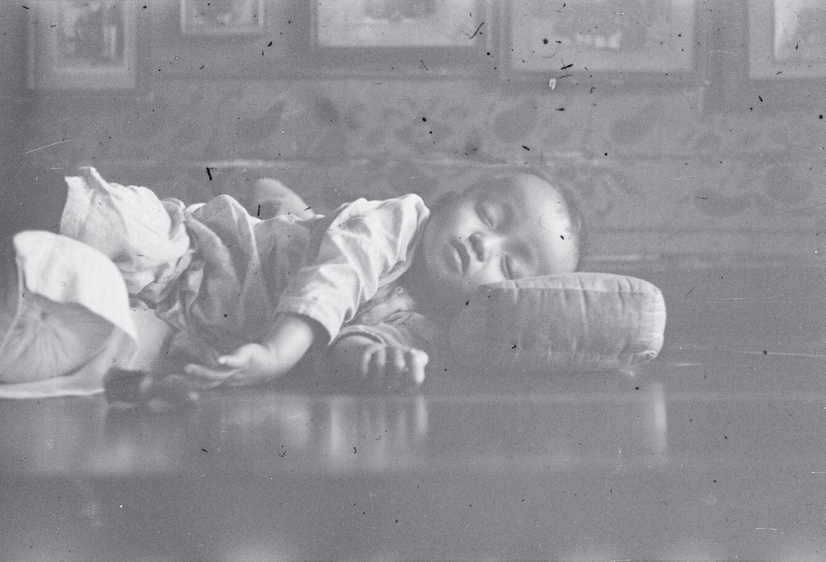 Em bé say ngủ trong ngôi nhà ở làng Bình Mỹ.