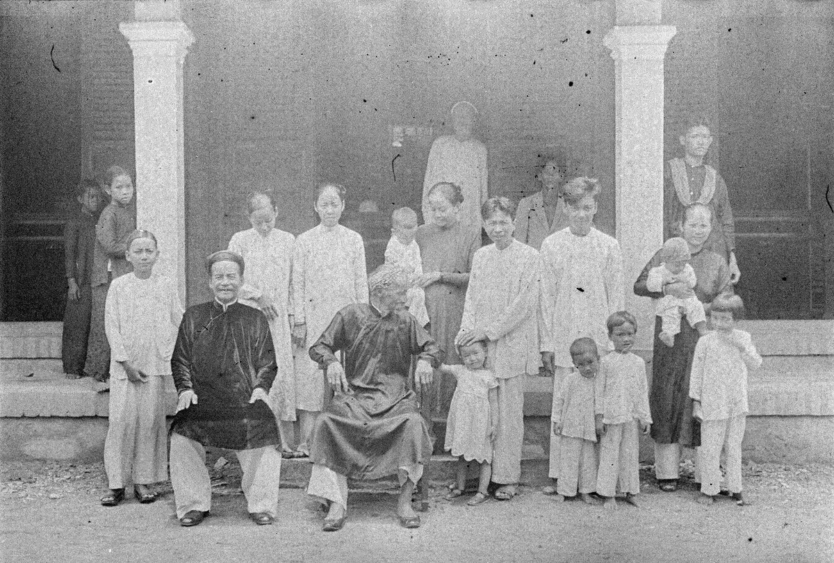 Ảnh lưu niệm của một gia đình khác ở làng Bình Mỹ.