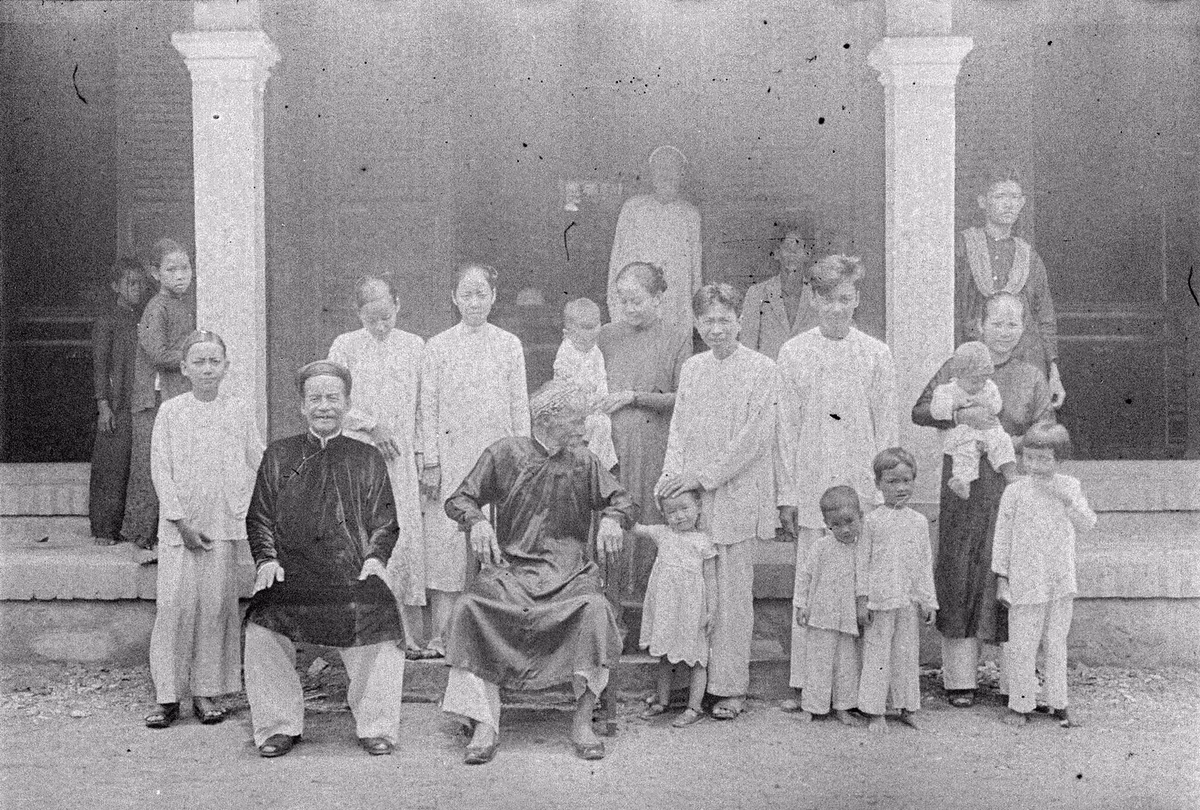 Ảnh lưu niệm của một gia đình khác ở làng Bình Mỹ.